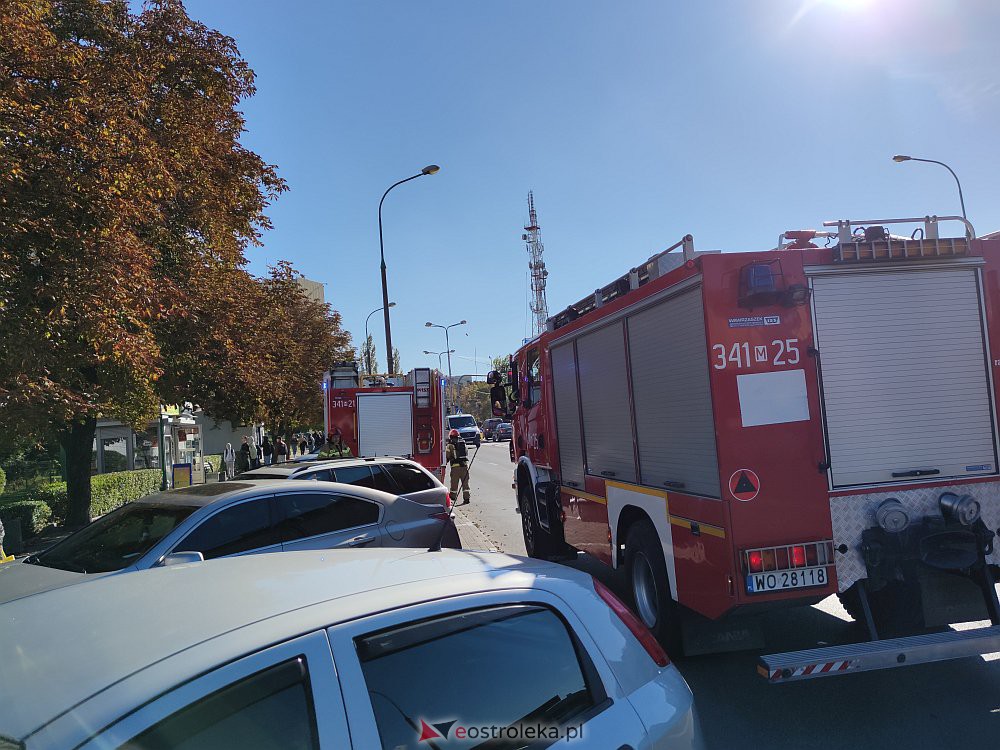 Akcja strażaków w wieżowcu przy Starosty Kosa [10.10.2022] - zdjęcie #3 - eOstroleka.pl