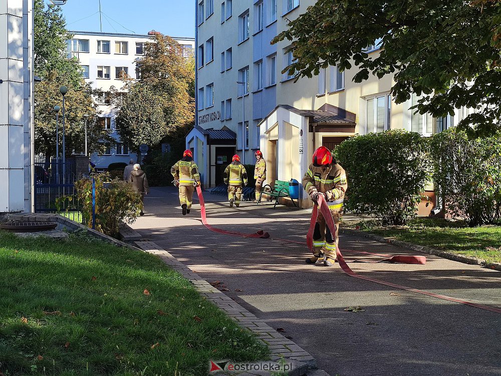 Akcja strażaków w wieżowcu przy Starosty Kosa [10.10.2022] - zdjęcie #4 - eOstroleka.pl