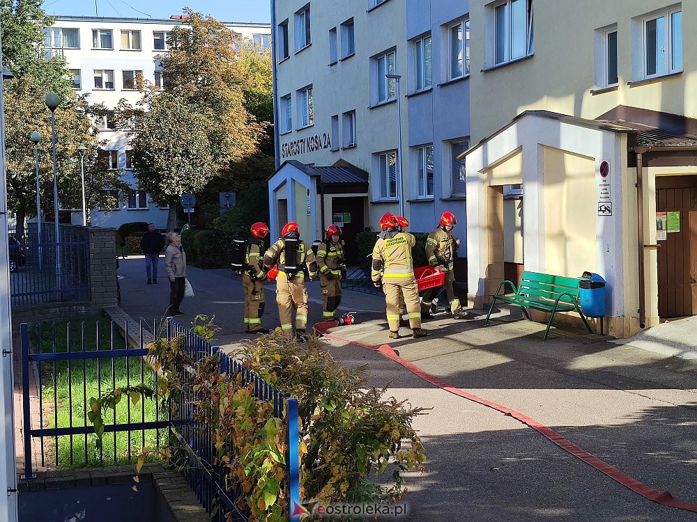 Akcja strażaków w wieżowcu przy Starosty Kosa [10.10.2022] - zdjęcie #5 - eOstroleka.pl