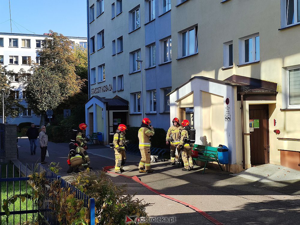Akcja strażaków w wieżowcu przy Starosty Kosa [10.10.2022] - zdjęcie #6 - eOstroleka.pl