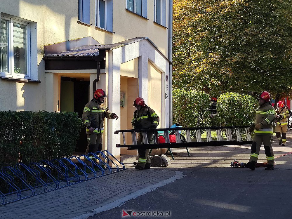 Akcja strażaków w wieżowcu przy Starosty Kosa [10.10.2022] - zdjęcie #7 - eOstroleka.pl