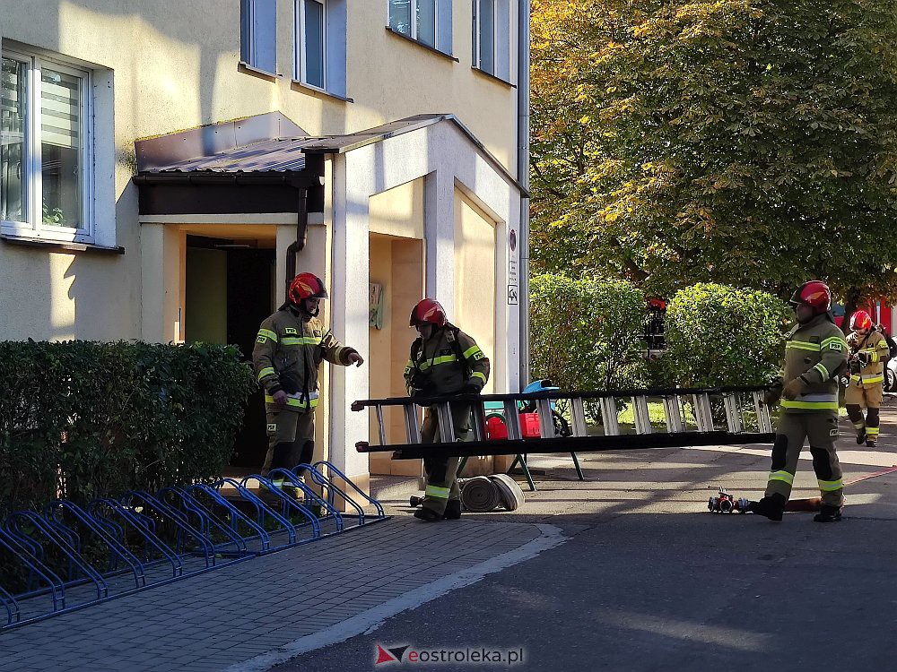 Akcja strażaków w wieżowcu przy Starosty Kosa [10.10.2022] - zdjęcie #9 - eOstroleka.pl