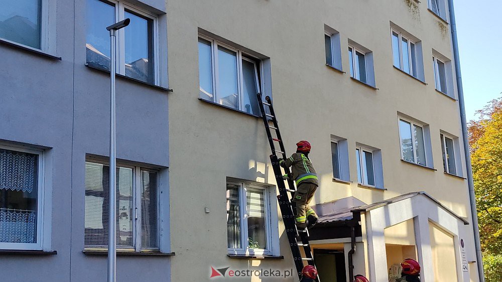 Akcja strażaków w wieżowcu przy Starosty Kosa [10.10.2022] - zdjęcie #8 - eOstroleka.pl