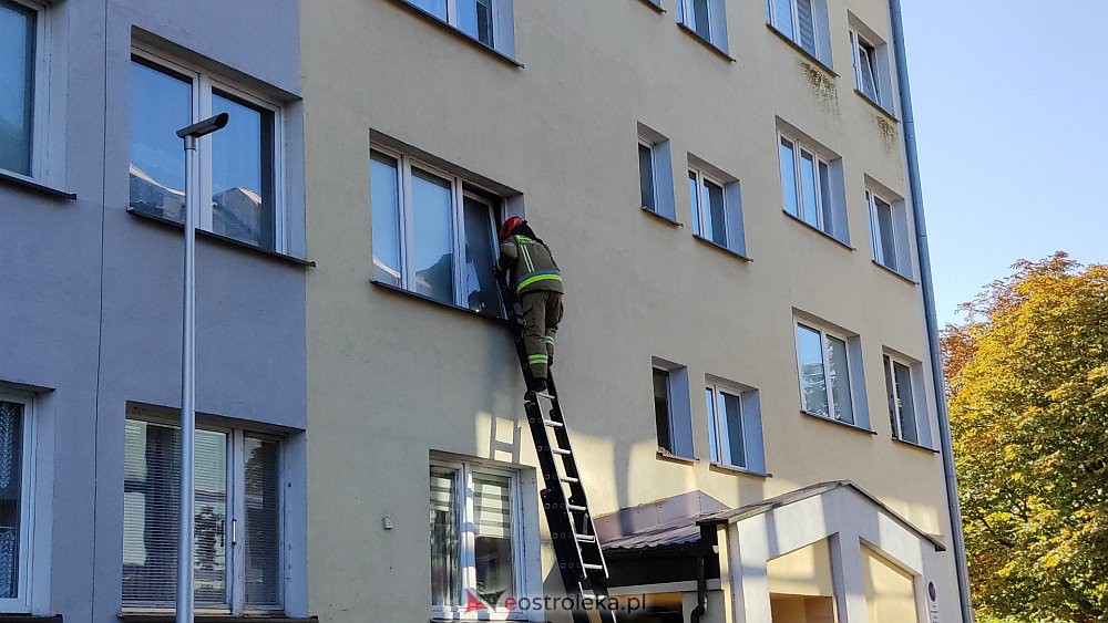 Akcja strażaków w wieżowcu przy Starosty Kosa [10.10.2022] - zdjęcie #10 - eOstroleka.pl