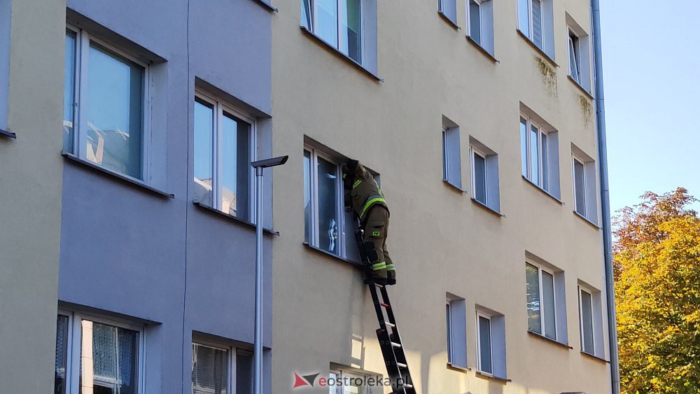 Akcja strażaków w wieżowcu przy Starosty Kosa [10.10.2022] - zdjęcie #13 - eOstroleka.pl