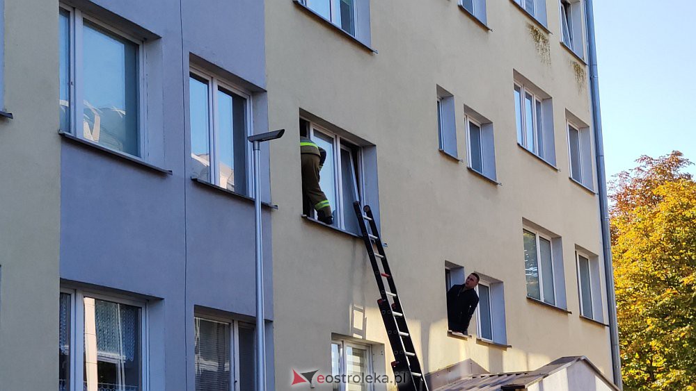 Akcja strażaków w wieżowcu przy Starosty Kosa [10.10.2022] - zdjęcie #14 - eOstroleka.pl