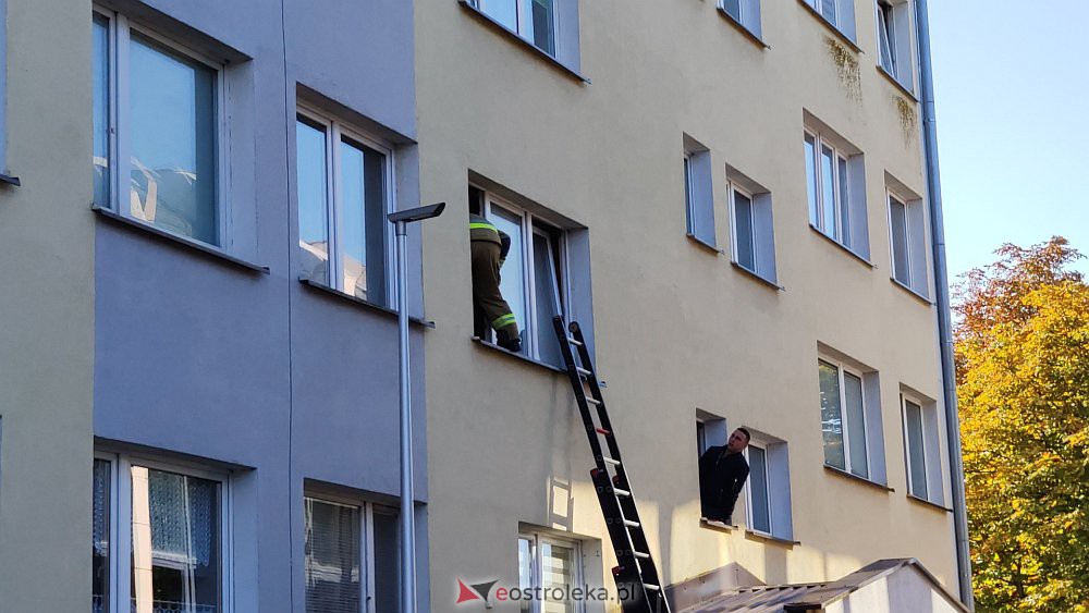 Akcja strażaków w wieżowcu przy Starosty Kosa [10.10.2022] - zdjęcie #2 - eOstroleka.pl