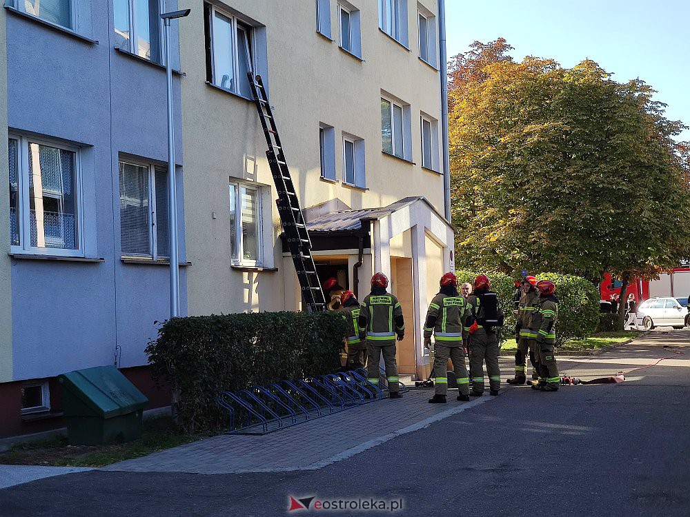 Akcja strażaków w wieżowcu przy Starosty Kosa [10.10.2022] - zdjęcie #1 - eOstroleka.pl