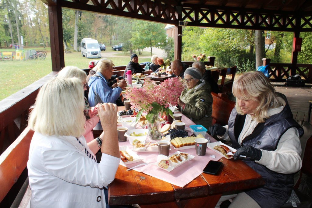 Święto pieczonego ziemniaka w Dziennym Domu ,,Senior+ w Olszewie-Borkach [11.10.2022] - zdjęcie #22 - eOstroleka.pl