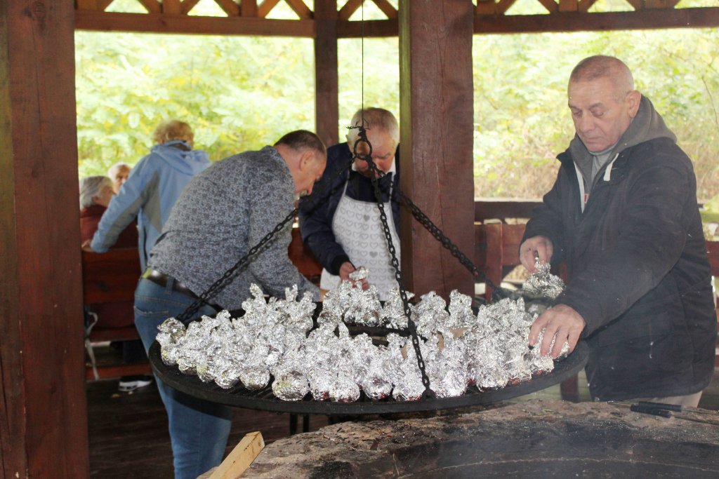 Święto pieczonego ziemniaka w Dziennym Domu ,,Senior+ w Olszewie-Borkach [11.10.2022] - zdjęcie #17 - eOstroleka.pl