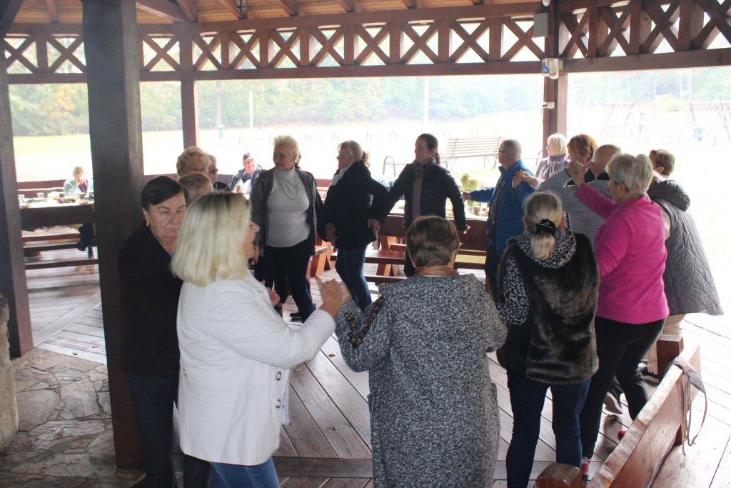 Święto pieczonego ziemniaka w Dziennym Domu ,,Senior+ w Olszewie-Borkach [11.10.2022] - zdjęcie #15 - eOstroleka.pl