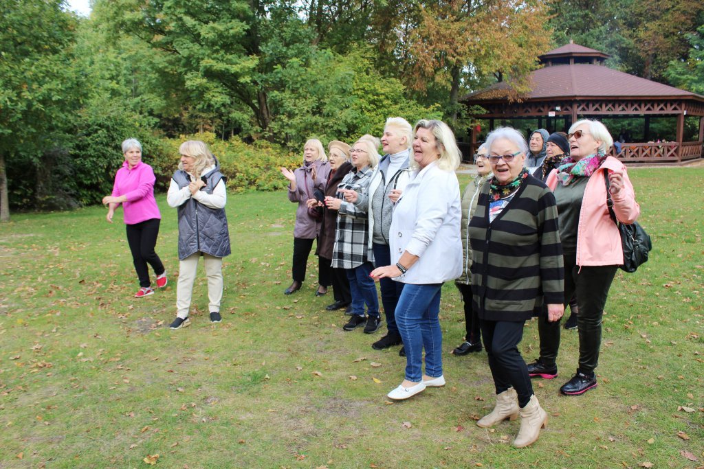 Święto pieczonego ziemniaka w Dziennym Domu ,,Senior+ w Olszewie-Borkach [11.10.2022] - zdjęcie #9 - eOstroleka.pl
