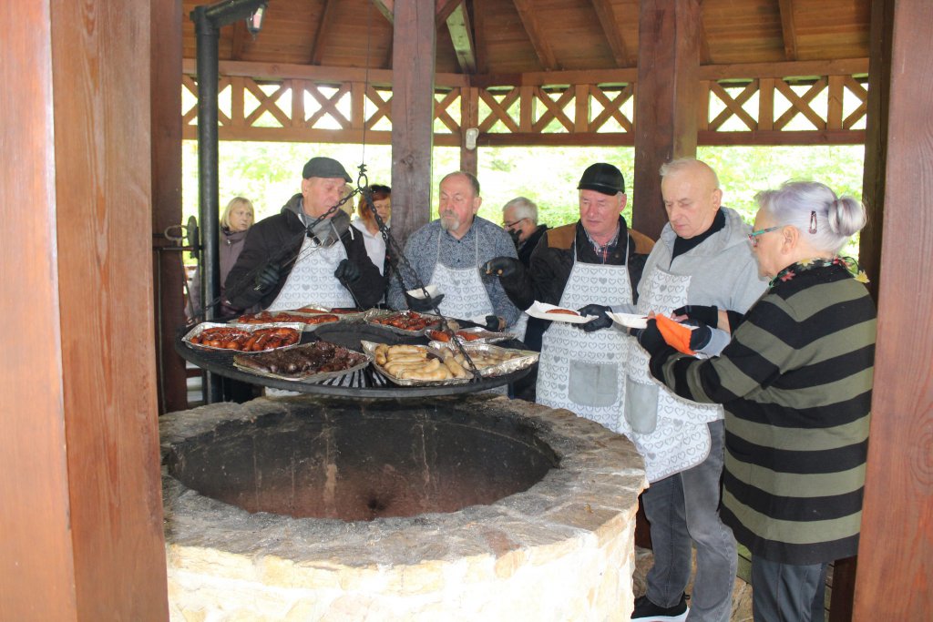 Święto pieczonego ziemniaka w Dziennym Domu ,,Senior+ w Olszewie-Borkach [11.10.2022] - zdjęcie #4 - eOstroleka.pl