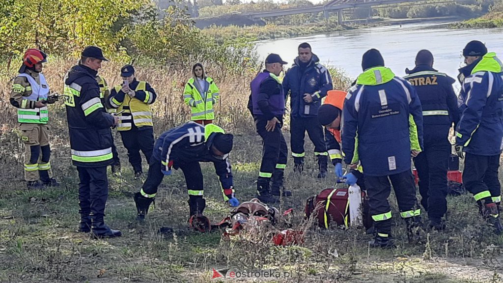 Porażenie prądem przy konserwacji mostu. Akcja strażacka nad Narwią [13.10.2022] - zdjęcie #10 - eOstroleka.pl
