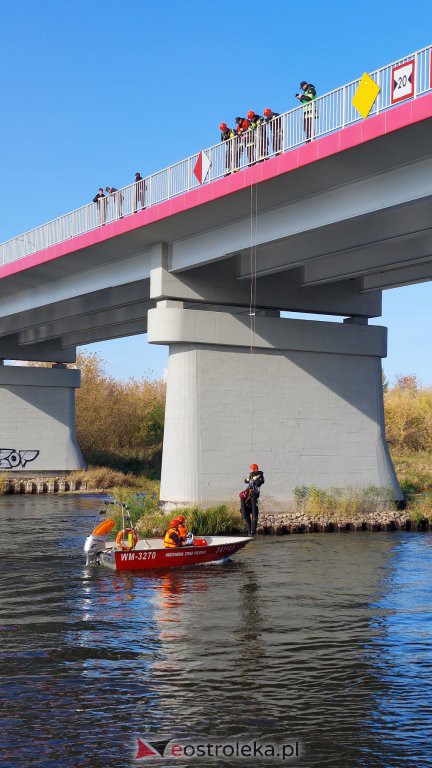 Porażenie prądem przy konserwacji mostu. Akcja strażacka nad Narwią [13.10.2022] - zdjęcie #3 - eOstroleka.pl