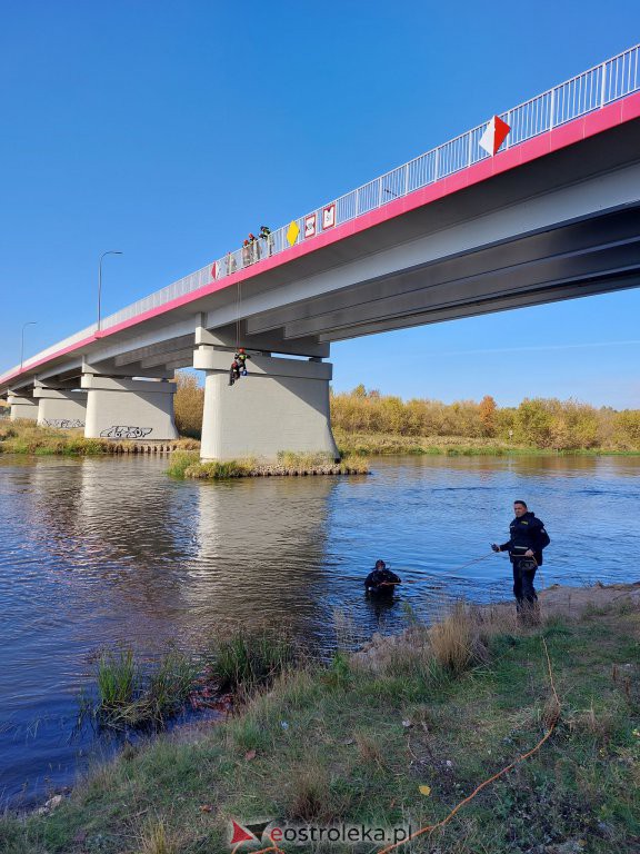 Porażenie prądem przy konserwacji mostu. Akcja strażacka nad Narwią [13.10.2022] - zdjęcie #6 - eOstroleka.pl