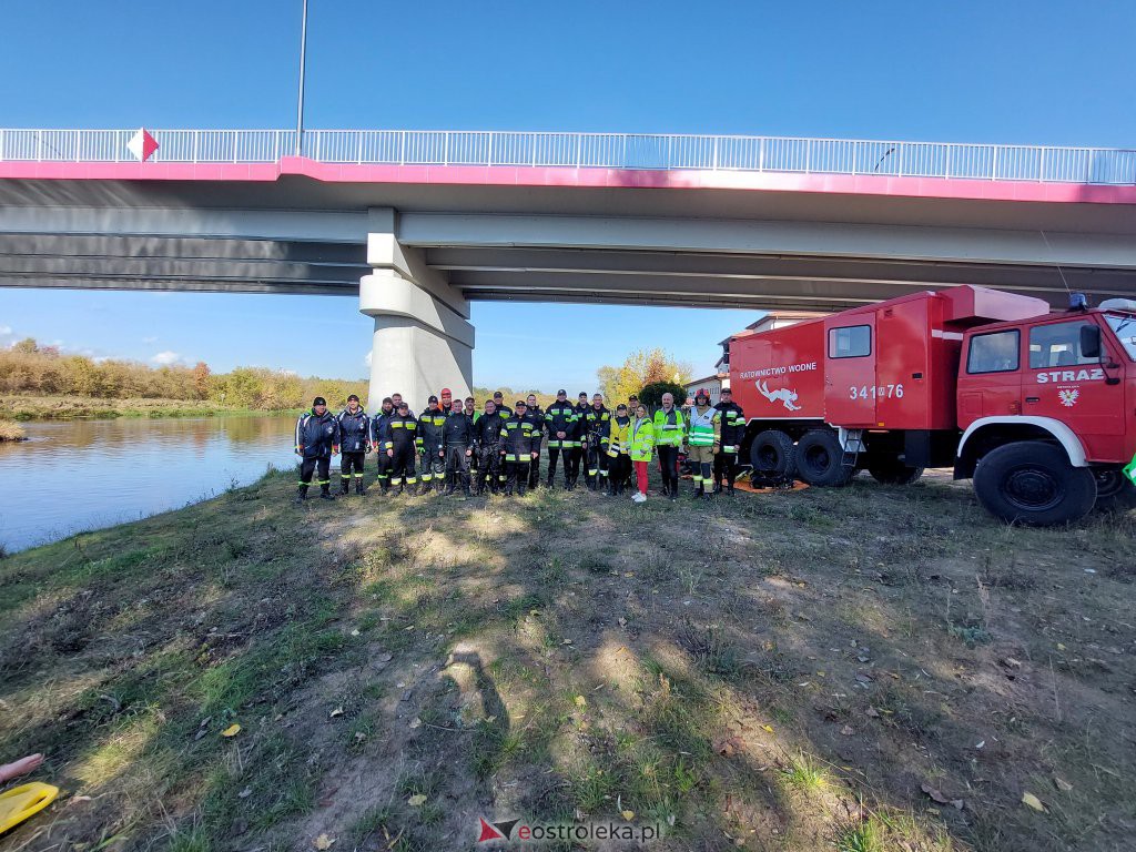 Porażenie prądem przy konserwacji mostu. Akcja strażacka nad Narwią [13.10.2022] - zdjęcie #6 - eOstroleka.pl