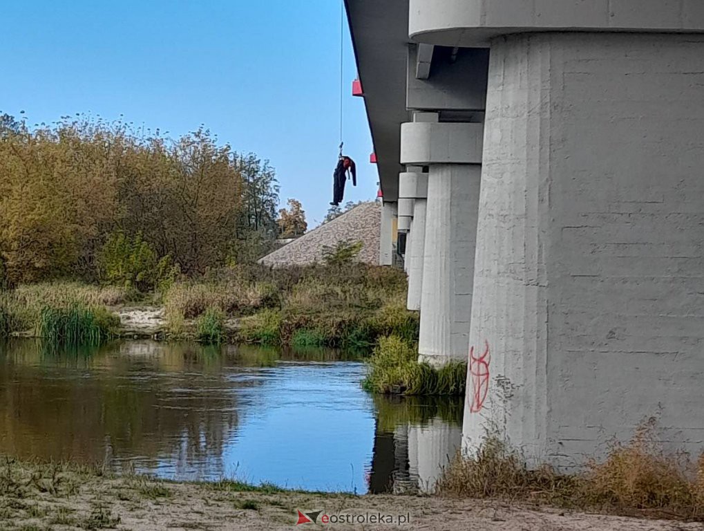 Porażenie prądem przy konserwacji mostu. Akcja strażacka nad Narwią [13.10.2022] - zdjęcie #7 - eOstroleka.pl