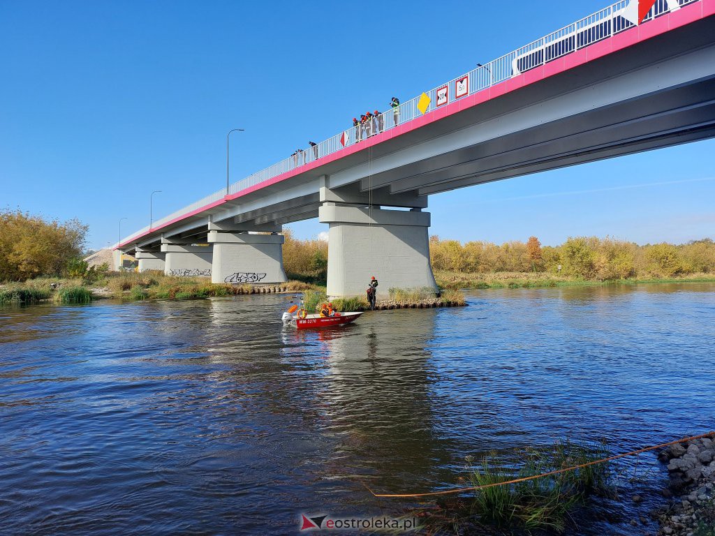 Porażenie prądem przy konserwacji mostu. Akcja strażacka nad Narwią [13.10.2022] - zdjęcie #3 - eOstroleka.pl