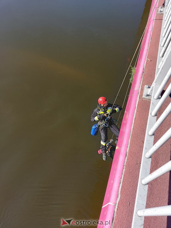 Porażenie prądem przy konserwacji mostu. Akcja strażacka nad Narwią [13.10.2022] - zdjęcie #2 - eOstroleka.pl