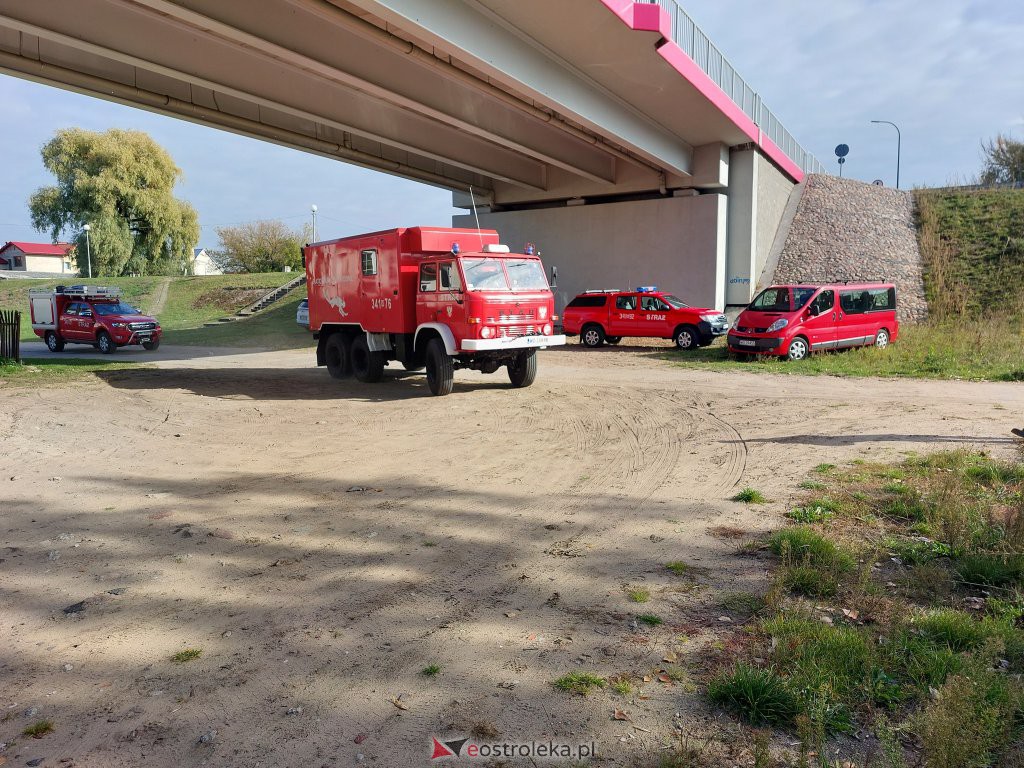 Porażenie prądem przy konserwacji mostu. Akcja strażacka nad Narwią [13.10.2022] - zdjęcie #1 - eOstroleka.pl