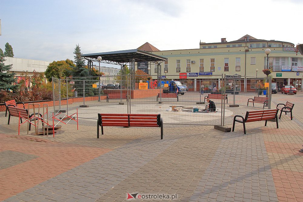 Trwa naprawa fontanny przy “Kupcu” [14.10.2022] - zdjęcie #9 - eOstroleka.pl