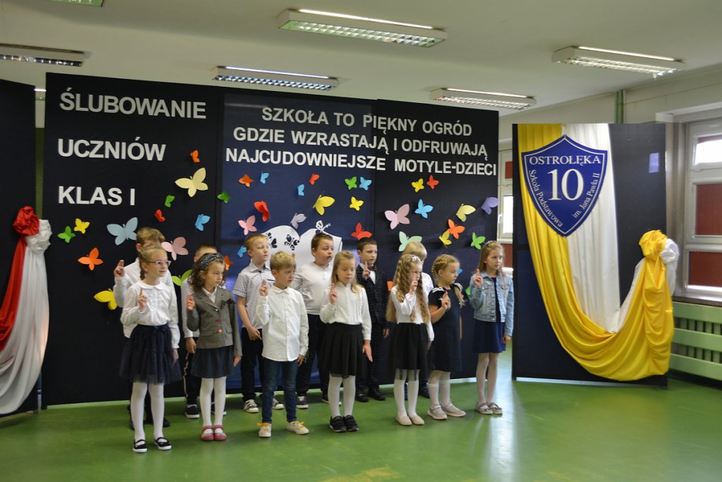 Ślubowanie i pasowanie na ucznia w SP 10 [17.10.2022] - zdjęcie #19 - eOstroleka.pl