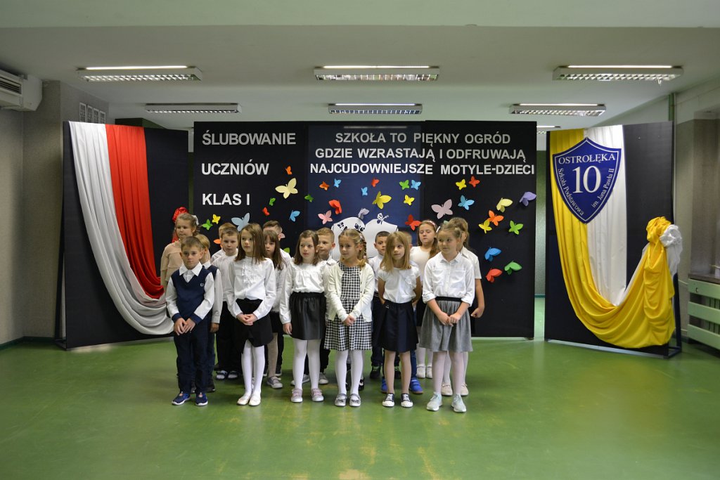 Ślubowanie i pasowanie na ucznia w SP 10 [17.10.2022] - zdjęcie #17 - eOstroleka.pl