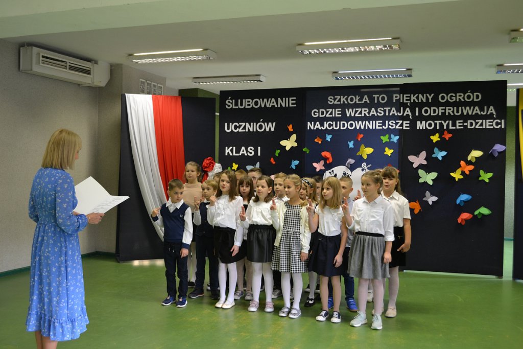 Ślubowanie i pasowanie na ucznia w SP 10 [17.10.2022] - zdjęcie #16 - eOstroleka.pl