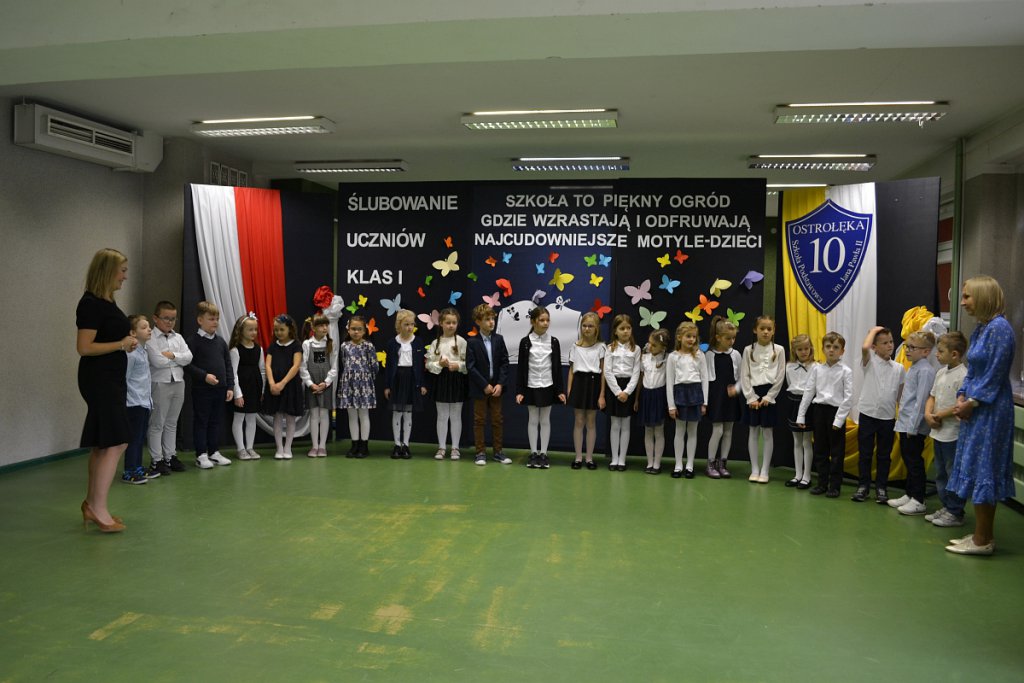 Ślubowanie i pasowanie na ucznia w SP 10 [17.10.2022] - zdjęcie #14 - eOstroleka.pl