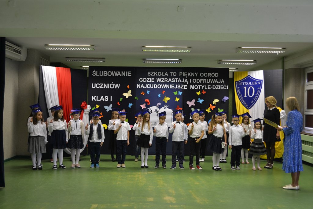 Ślubowanie i pasowanie na ucznia w SP 10 [17.10.2022] - zdjęcie #10 - eOstroleka.pl