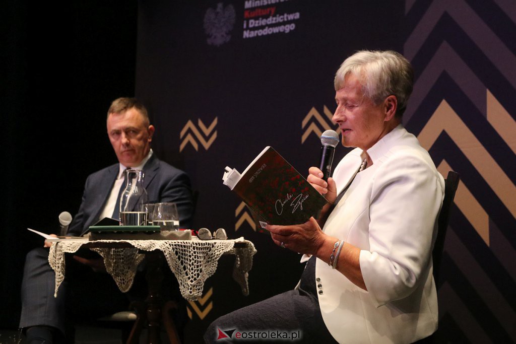 Spotkanie autorskie z Anną Staszewską [18.10.2022] - zdjęcie #14 - eOstroleka.pl