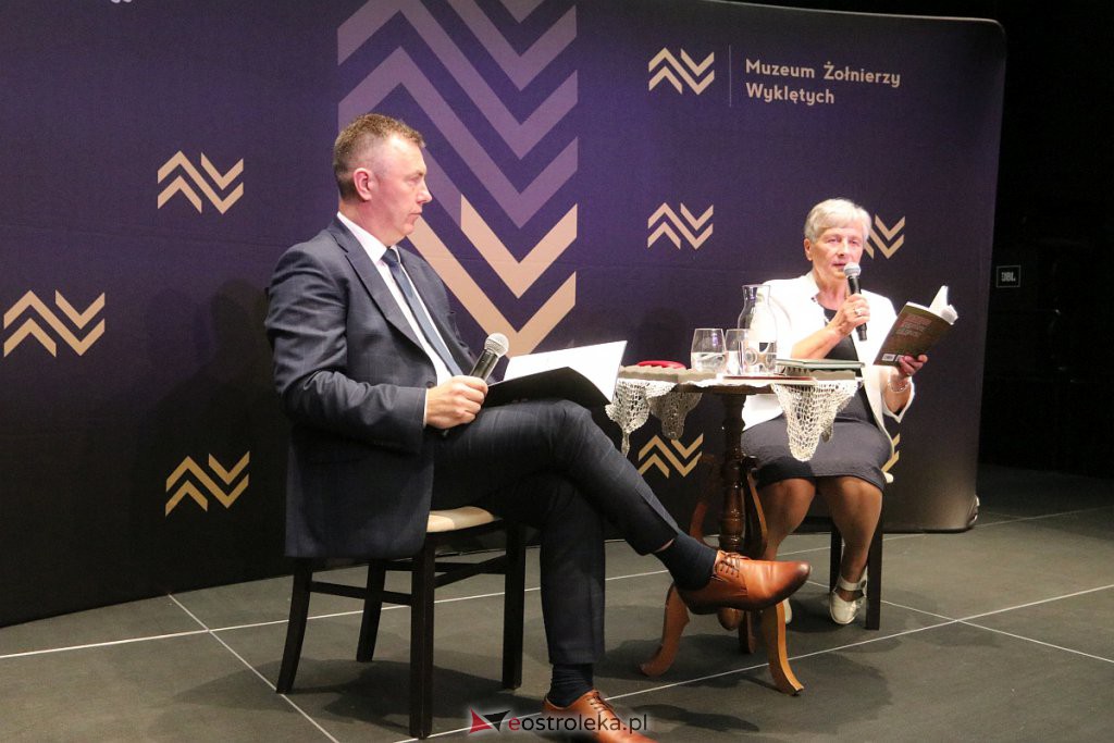 Spotkanie autorskie z Anną Staszewską [18.10.2022] - zdjęcie #11 - eOstroleka.pl