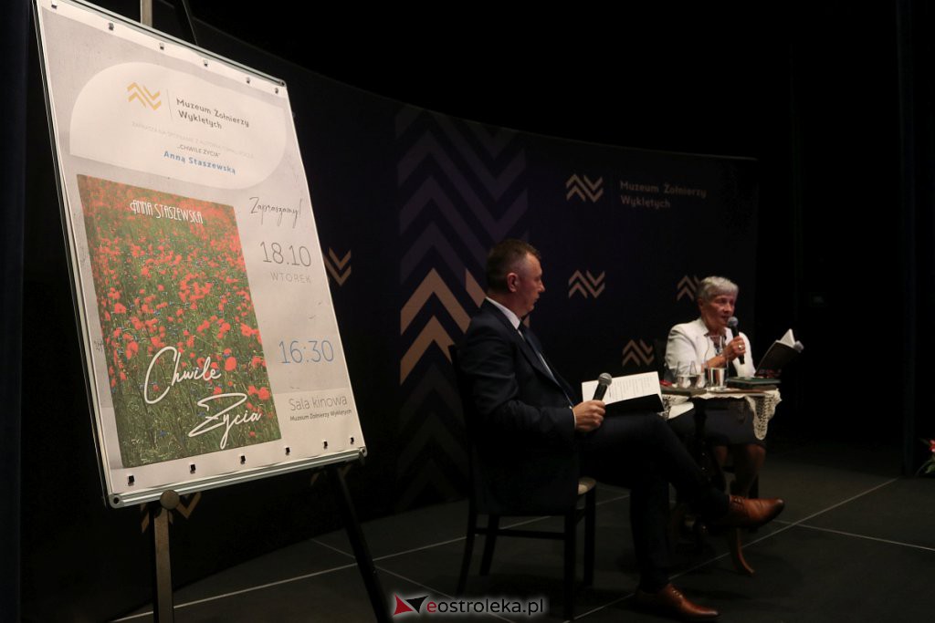 Spotkanie autorskie z Anną Staszewską [18.10.2022] - zdjęcie #10 - eOstroleka.pl