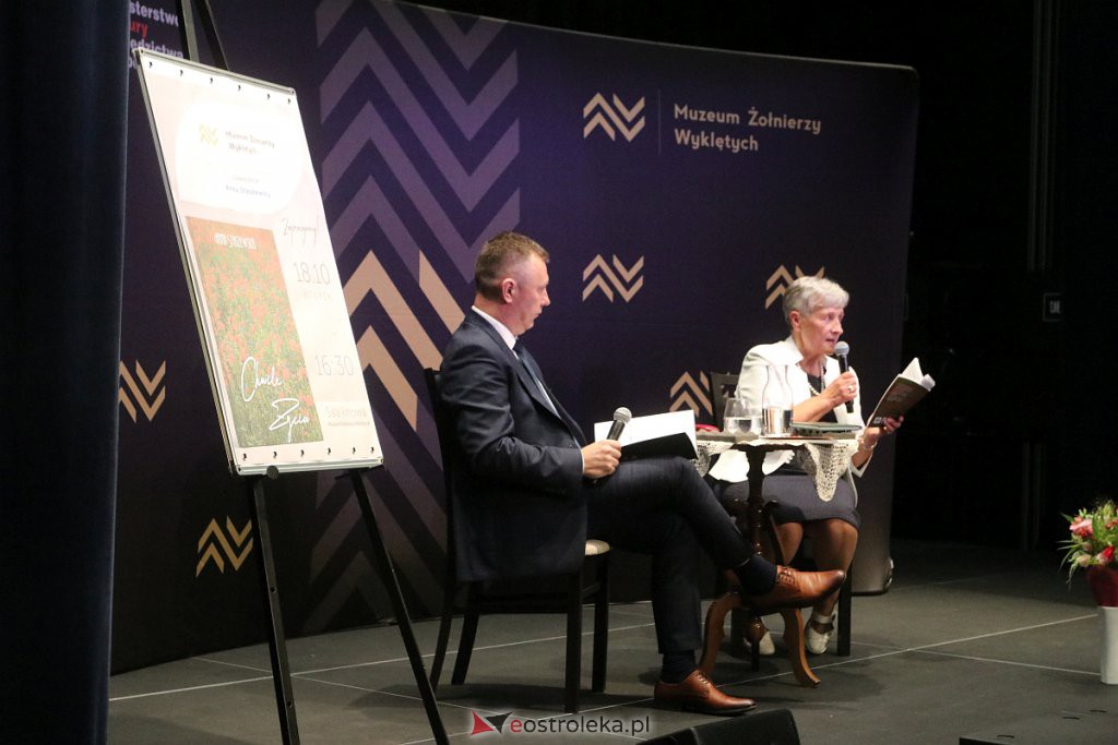 Spotkanie autorskie z Anną Staszewską [18.10.2022] - zdjęcie #9 - eOstroleka.pl