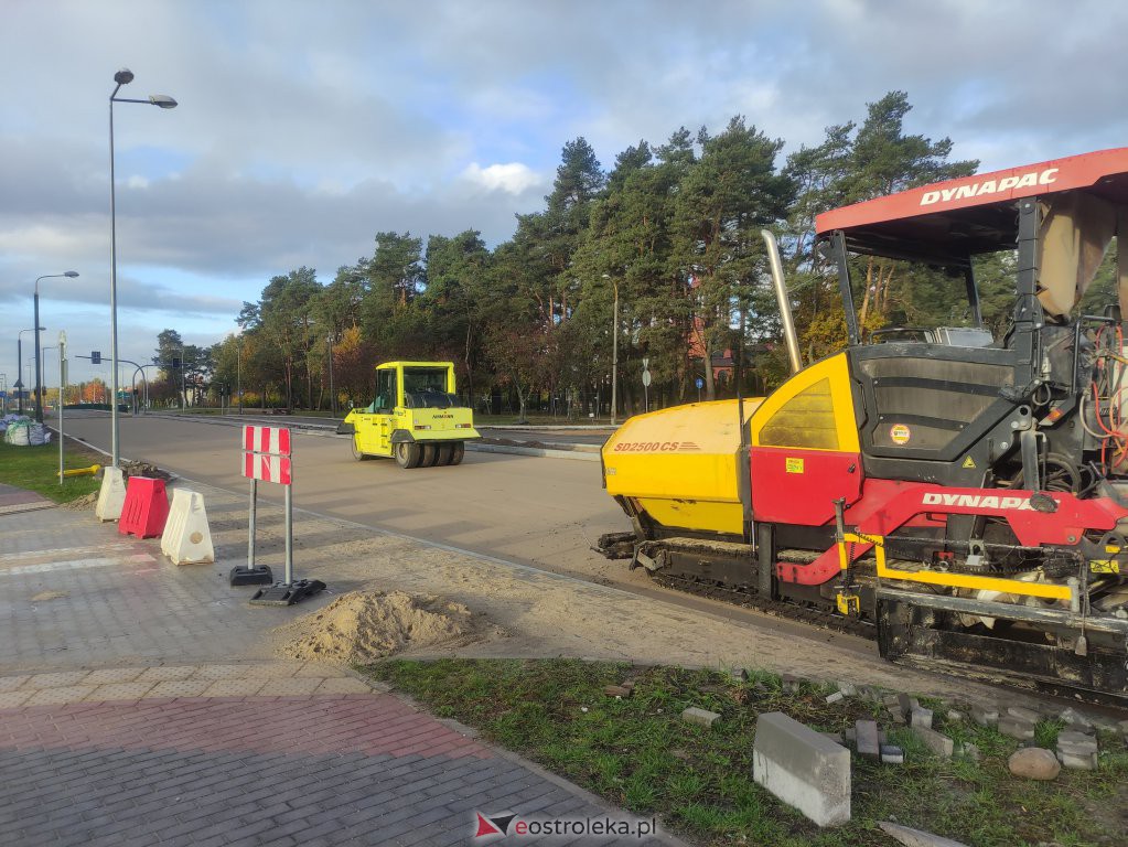Leją asfalt na Żebrowskiego. Są utrudnienia w ruchu w rejonie ronda Zbawiciela Świata [20.10.2022] - zdjęcie #10 - eOstroleka.pl