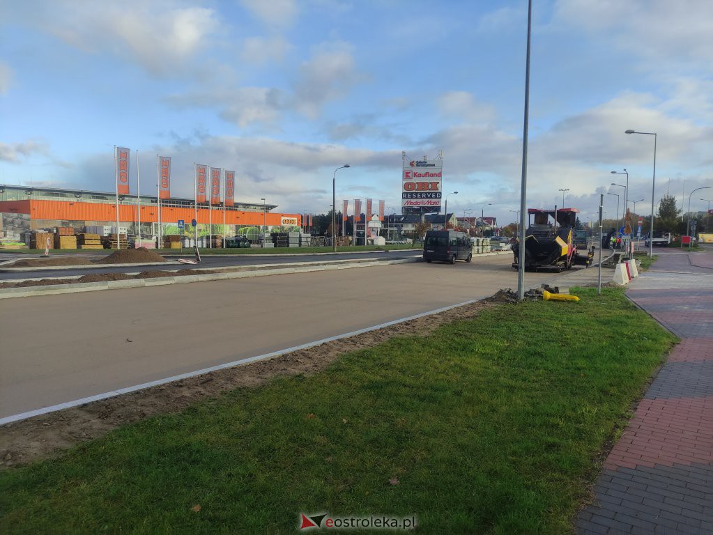 Leją asfalt na Żebrowskiego. Są utrudnienia w ruchu w rejonie ronda Zbawiciela Świata [20.10.2022] - zdjęcie #9 - eOstroleka.pl