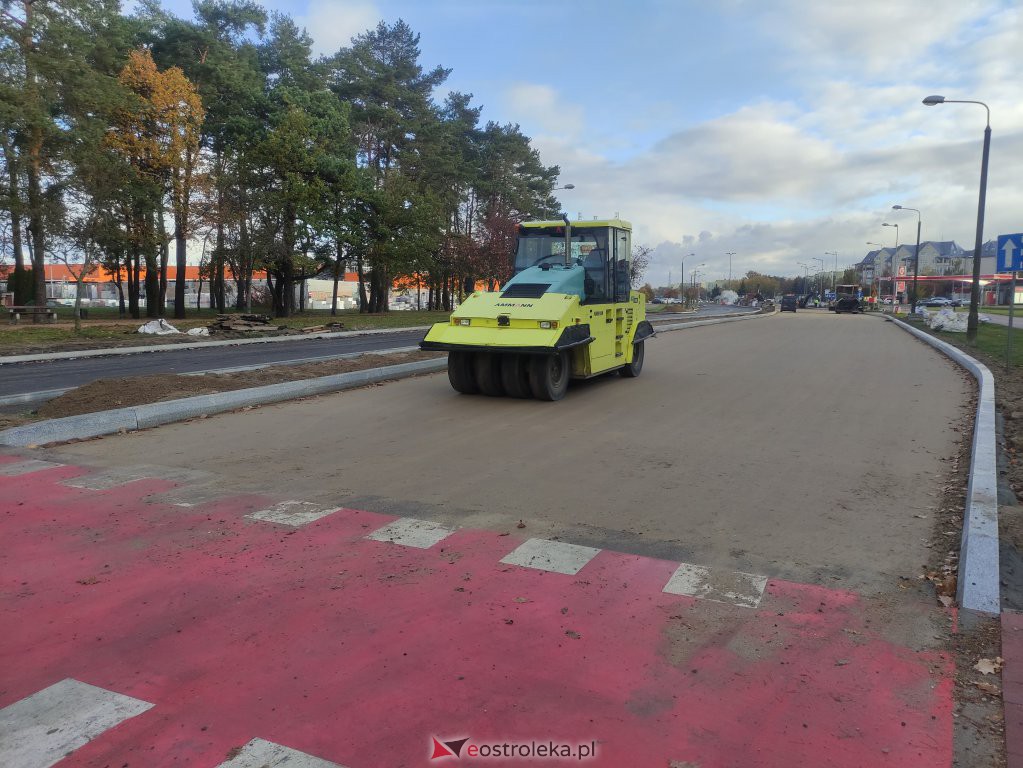 Leją asfalt na Żebrowskiego. Są utrudnienia w ruchu w rejonie ronda Zbawiciela Świata [20.10.2022] - zdjęcie #7 - eOstroleka.pl