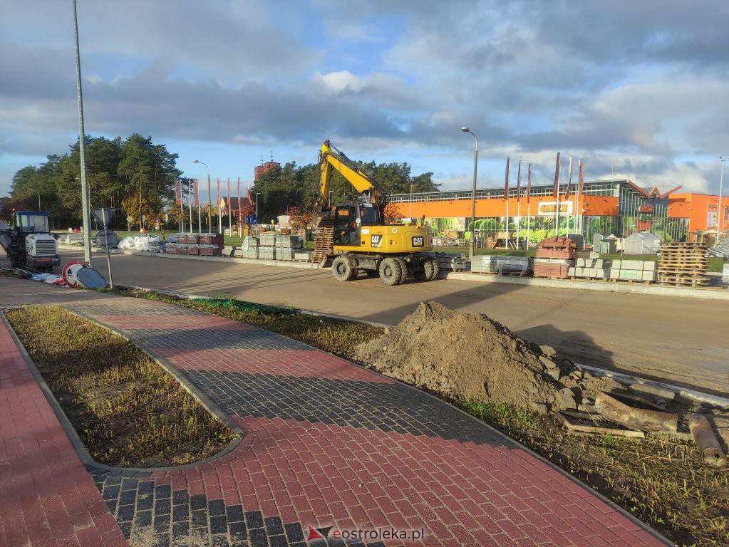 Leją asfalt na Żebrowskiego. Są utrudnienia w ruchu w rejonie ronda Zbawiciela Świata [20.10.2022] - zdjęcie #6 - eOstroleka.pl