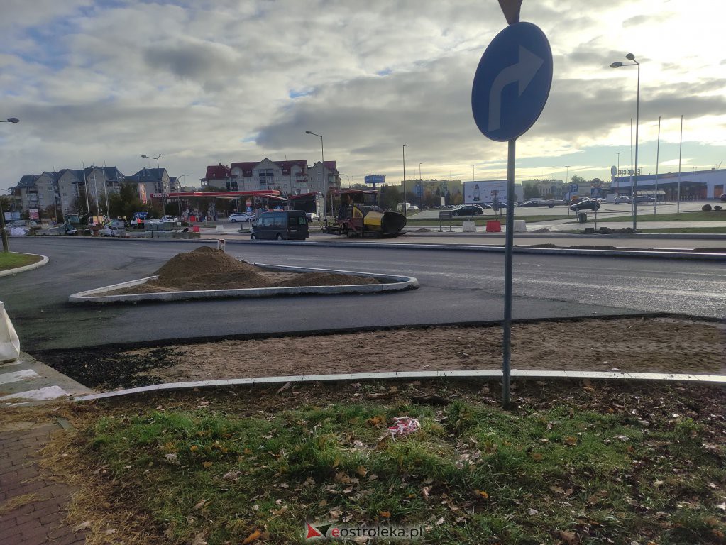 Leją asfalt na Żebrowskiego. Są utrudnienia w ruchu w rejonie ronda Zbawiciela Świata [20.10.2022] - zdjęcie #2 - eOstroleka.pl