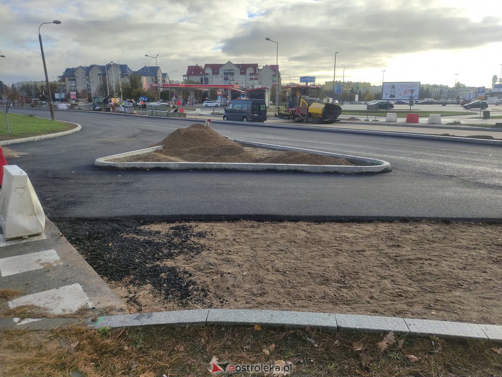 Leją asfalt na Żebrowskiego. Są utrudnienia w ruchu w rejonie ronda Zbawiciela Świata [20.10.2022] - zdjęcie #1 - eOstroleka.pl