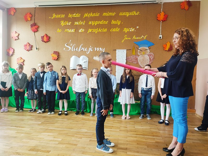 Ślubowanie pierwszaków z gminy Kadzidło [20.10.2022] - zdjęcie #13 - eOstroleka.pl