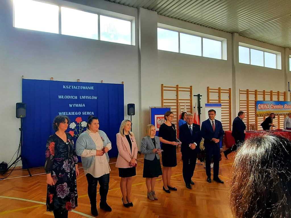 Odznaczenia i nagrody dla zasłużonych nauczycieli ze szkół powiatowych [21.10.2022] - zdjęcie #1 - eOstroleka.pl