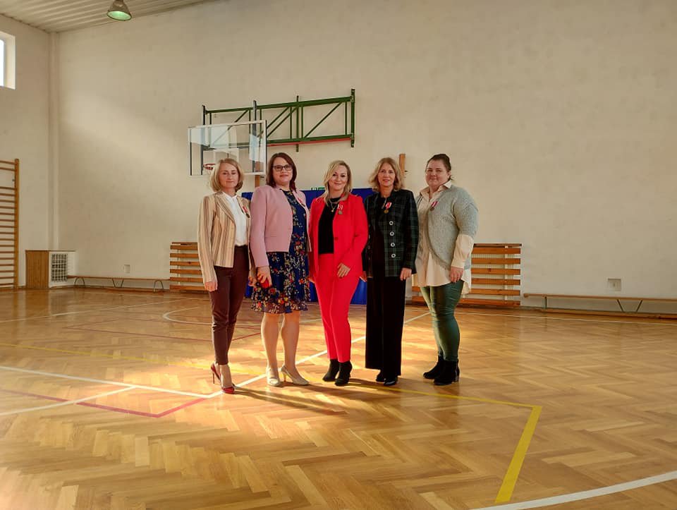 Odznaczenia i nagrody dla zasłużonych nauczycieli ze szkół powiatowych [21.10.2022] - zdjęcie #2 - eOstroleka.pl