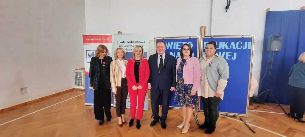 Odznaczenia i nagrody dla zasłużonych nauczycieli ze szkół powiatowych [21.10.2022] - zdjęcie #7 - eOstroleka.pl