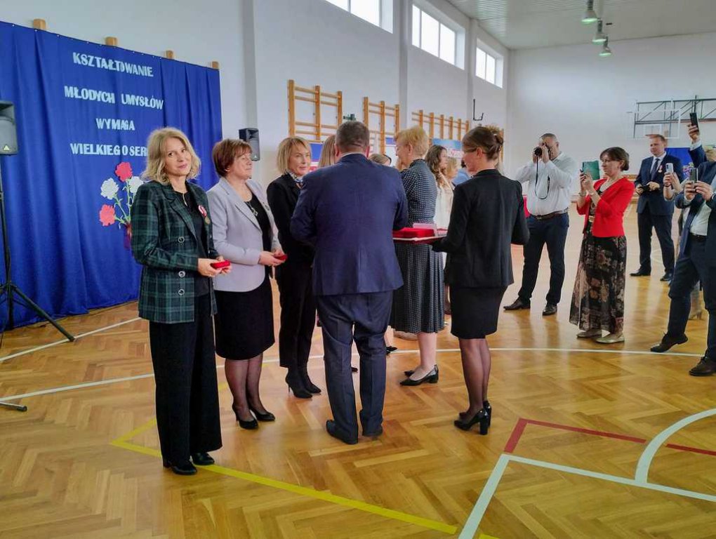 Odznaczenia i nagrody dla zasłużonych nauczycieli ze szkół powiatowych [21.10.2022] - zdjęcie #4 - eOstroleka.pl