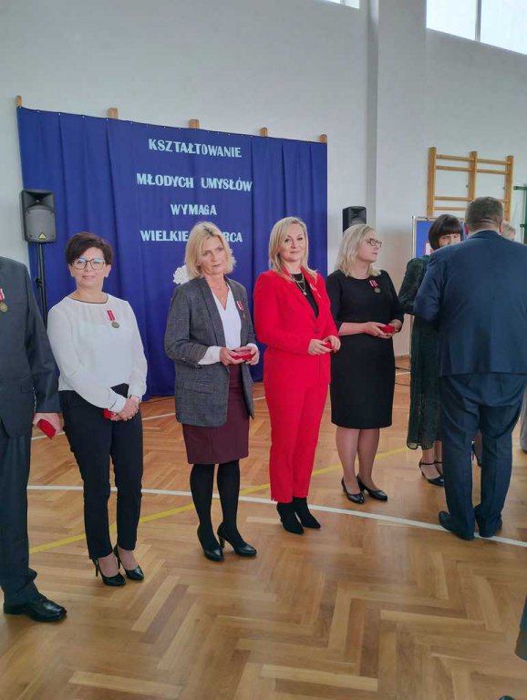 Odznaczenia i nagrody dla zasłużonych nauczycieli ze szkół powiatowych [21.10.2022] - zdjęcie #5 - eOstroleka.pl