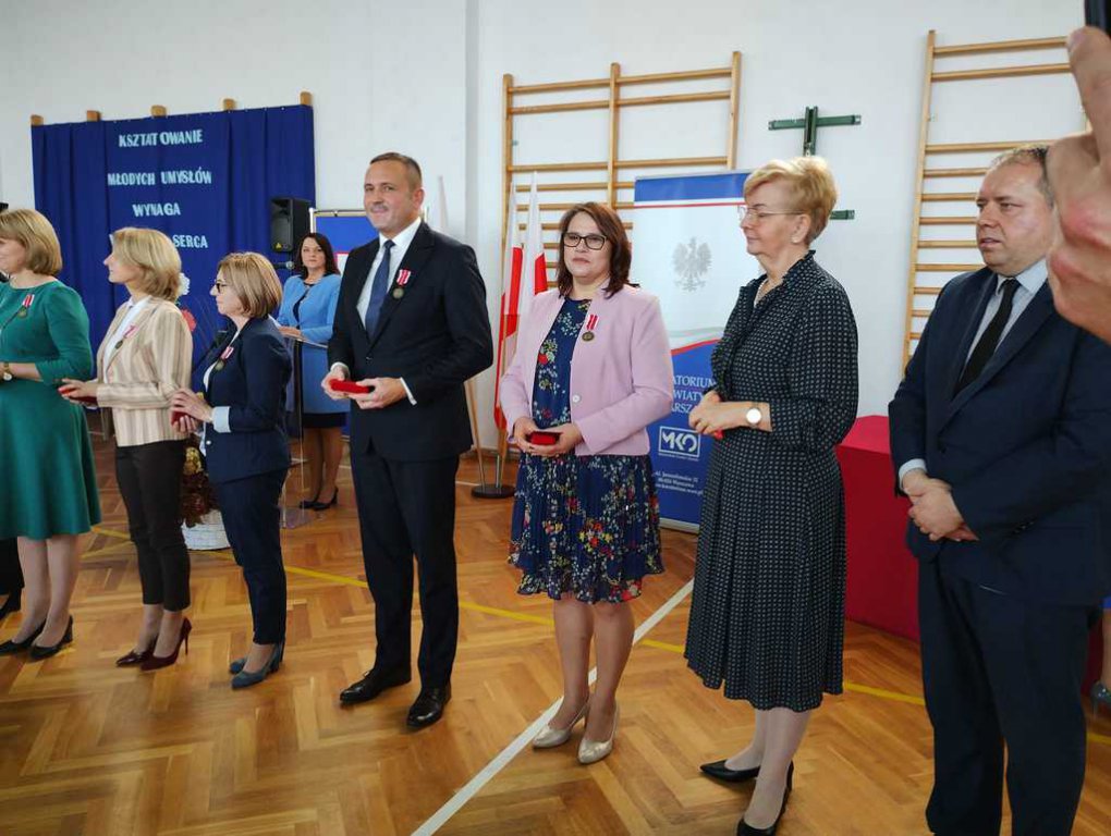 Odznaczenia i nagrody dla zasłużonych nauczycieli ze szkół powiatowych [21.10.2022] - zdjęcie #3 - eOstroleka.pl