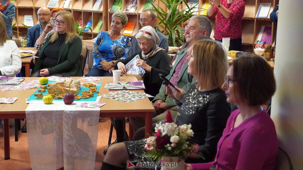 35 lat pracy twórczej Czesławy Lewandowskiej. Promocja albumu  w Bibliotece Pedagogicznej [22.10.2022] - zdjęcie #18 - eOstroleka.pl