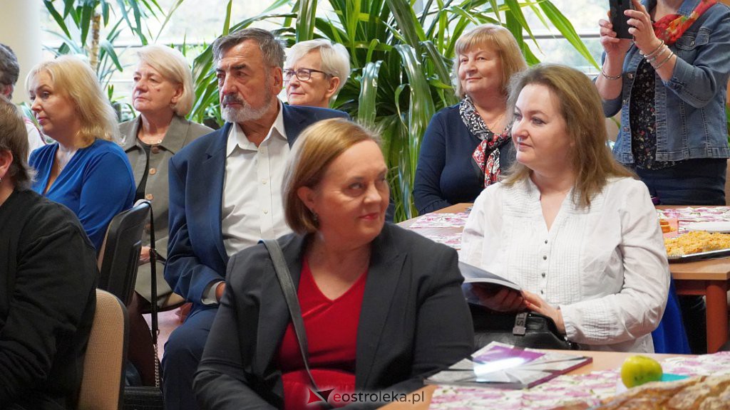 35 lat pracy twórczej Czesławy Lewandowskiej. Promocja albumu  w Bibliotece Pedagogicznej [22.10.2022] - zdjęcie #17 - eOstroleka.pl